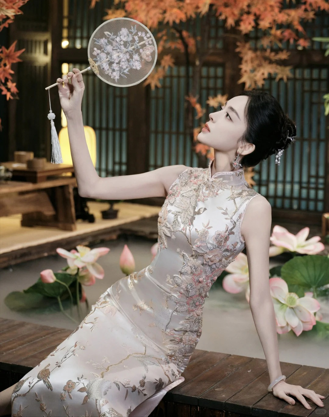 Nakış süslemeli koyu kırmızı qipao