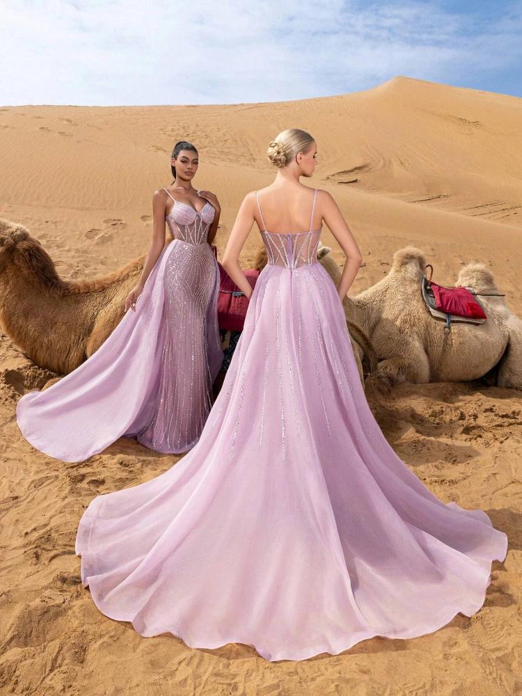 Pembe balo elbisesi, çöl manzarasıyla çekildi